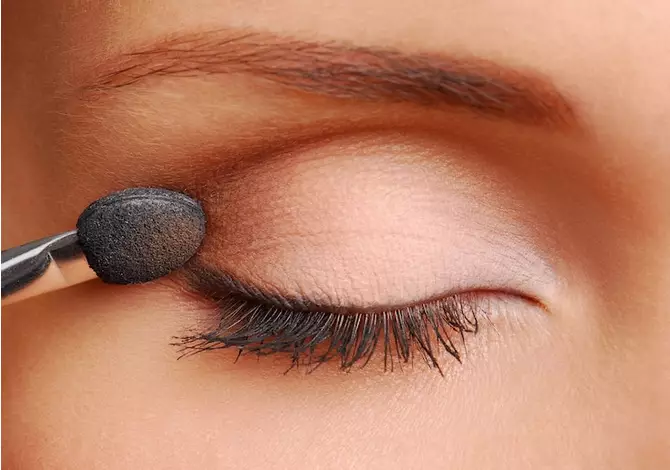 Step daily makeup ala Selena Gomez Freepik.com Step daily makeup ala Selena Gomez Freepik.com