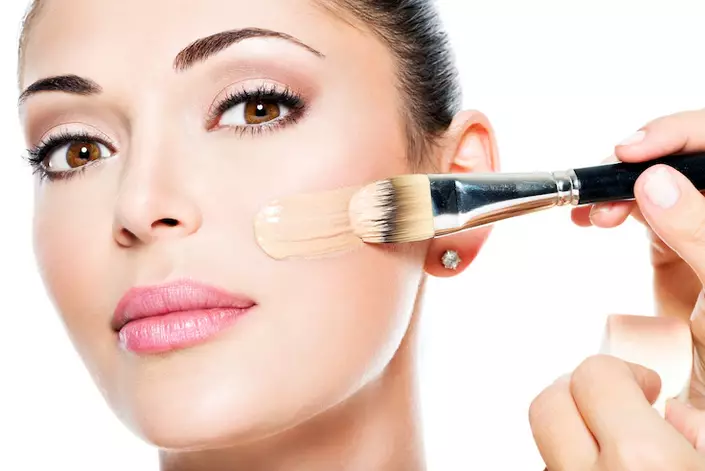 Langkah glossy makeup look ala Yeni Inka Berbagai sumber
