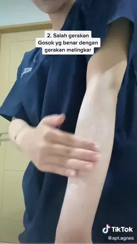 menggunakan body scrub Berbagai sumber