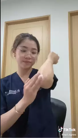 menggunakan body scrub Berbagai sumber