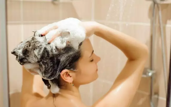 Perawatan rambut berhijab ala Kesha Ratuliu Berbagai sumber