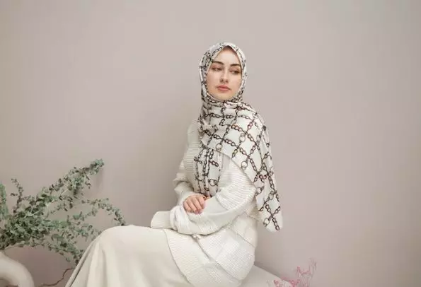 Perawatan rambut berhijab ala Kesha Ratuliu Berbagai sumber