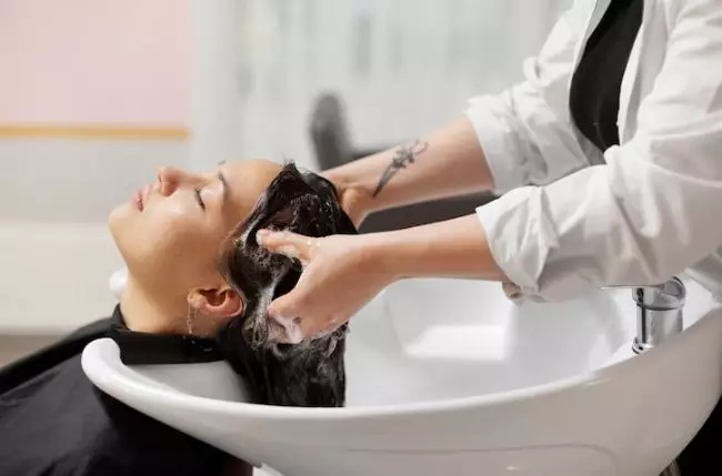 Perawatan rambut berhijab ala Kesha Ratuliu Berbagai sumber