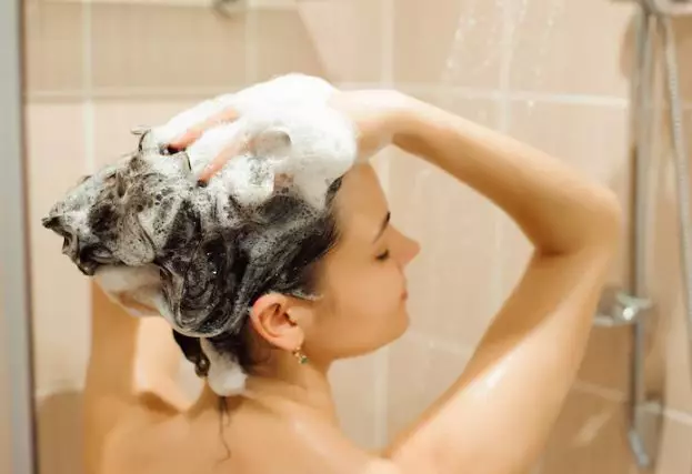 Tips merawat rambut keriting agar tidak rontok dan mudah di atur freepik.com