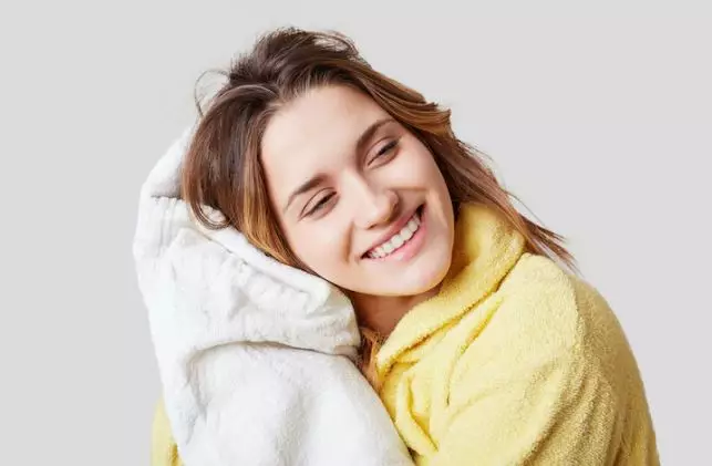 Tips merawat rambut keriting agar tidak rontok dan mudah di atur freepik.com