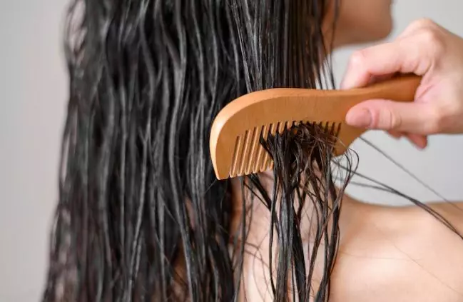 Tips merawat rambut keriting agar tidak rontok dan mudah di atur freepik.com
