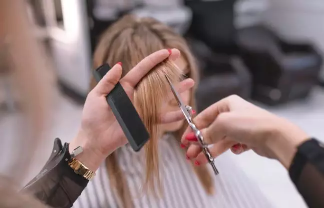 Tips merawat rambut keriting agar tidak rontok dan mudah di atur freepik.com