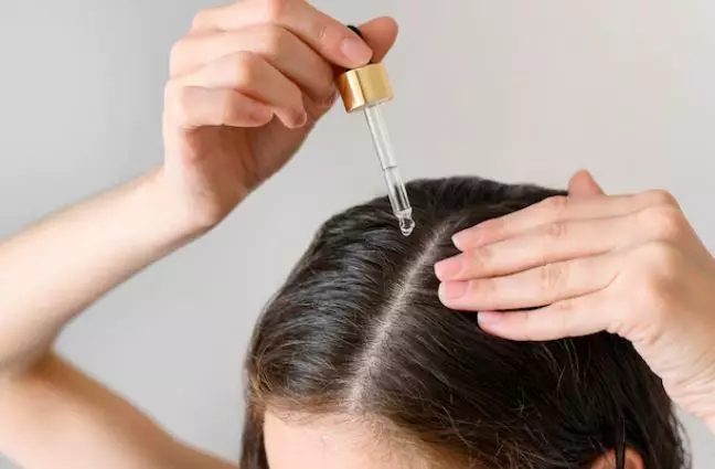 Tips merawat rambut keriting agar tidak rontok dan mudah di atur freepik.com