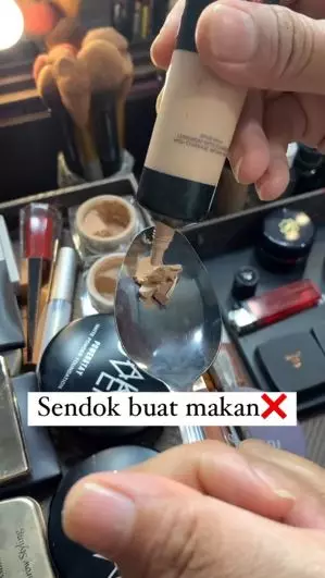 MUA ini bagikan trik unik mixing foundation pakai sendok Instagram MUA ini bagikan trik unik mixing foundation pakai sendok Instagram