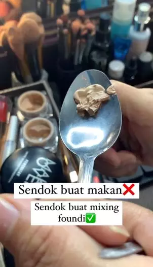 MUA ini bagikan trik unik mixing foundation pakai sendok Instagram MUA ini bagikan trik unik mixing foundation pakai sendok Instagram