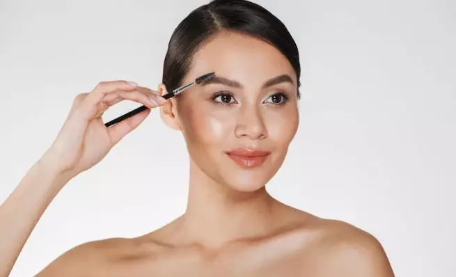 Cara gunakan pensil alis agar natural dan rapi freepik.com Cara gunakan pensil alis agar natural dan rapi freepik.com