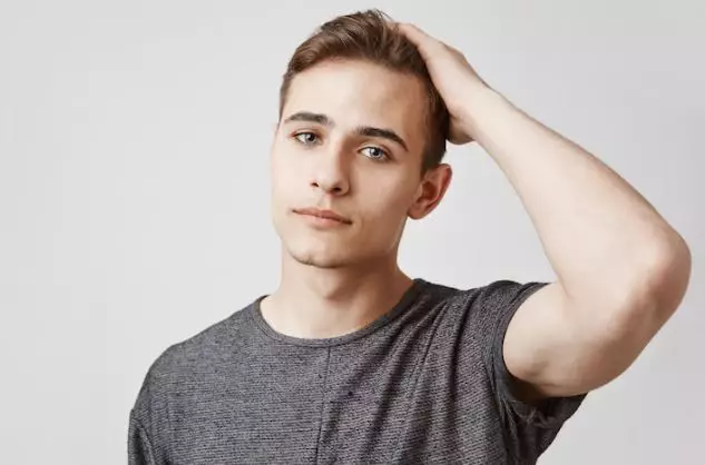 Tips atasi rambut lepek pada pria freepik.com