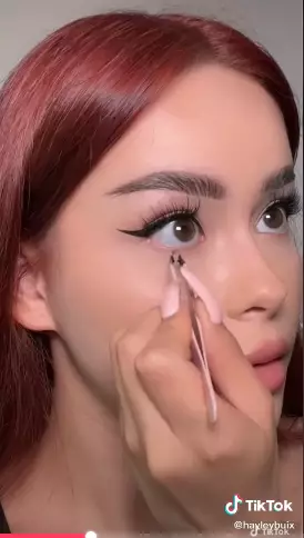 Maskara hack ala Selena Gomez Berbagai sumber Maskara hack ala Selena Gomez Berbagai sumber