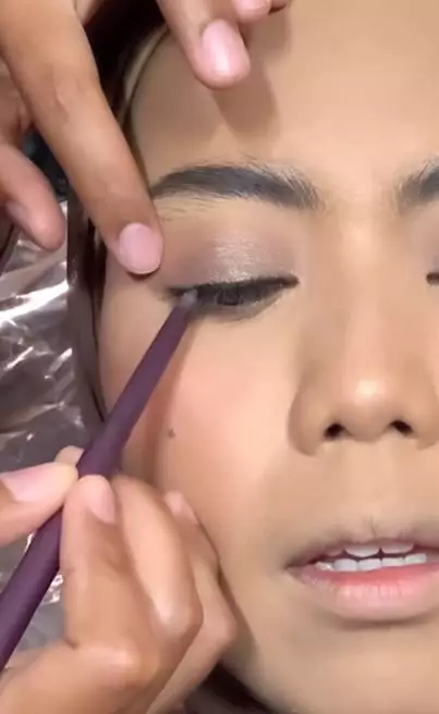 MUA ini bagikan trik wing liner pakai eyeliner pen Instagram