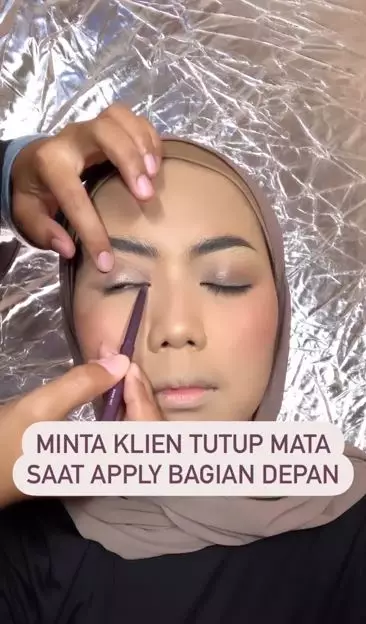 MUA ini bagikan trik wing liner pakai eyeliner pen Instagram