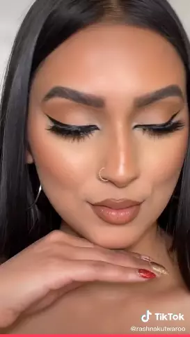 Tips simpel membuat winged eyeliner sempurna Berbagai sumber