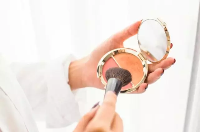 Tips makeup antiluntur saat cuaca panas freepik.com Tips makeup antiluntur saat cuaca panas freepik.com