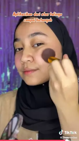 Tips gunakan blush on biar wajah tampak tirus Berbagai sumber