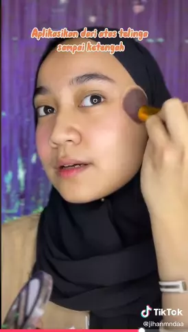 Tips gunakan blush on biar wajah tampak tirus Berbagai sumber