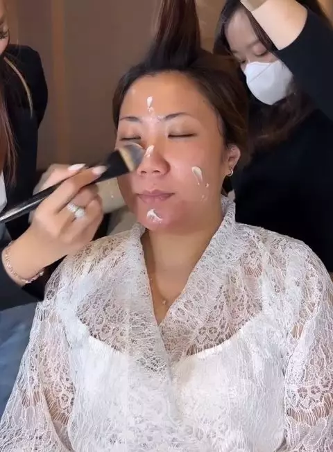 MUA ini bagikan tips atasi riasan longsor karena penggunaan krim dokter Instagram