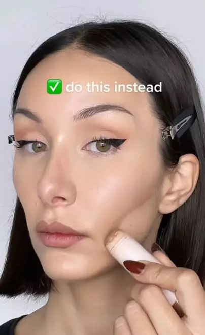 Tips aplikasikan contour ala supermodel biar wajah tampak tirus alami TikTok