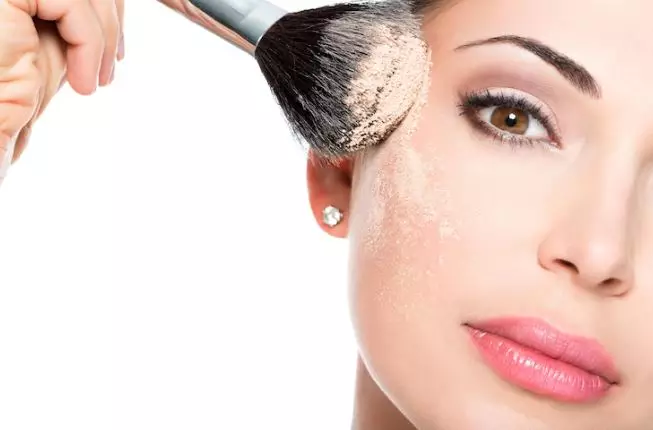 Tips makeup anticakey agar lebih flawless freepik.com