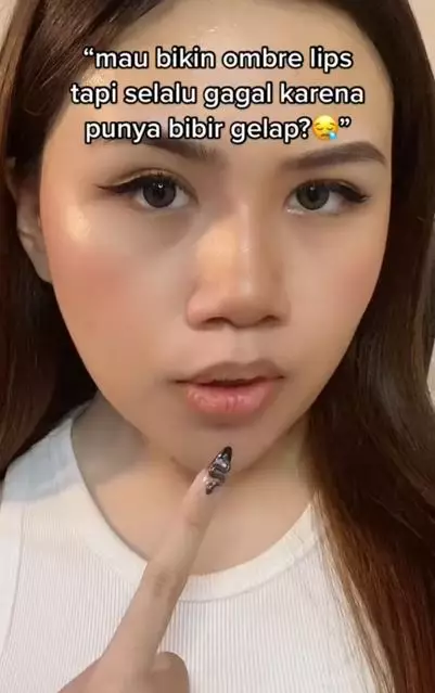 Wanita ini bagikan beauty hack ombre lips pada bibir gelap TikTok