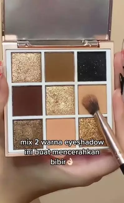 Wanita ini bagikan beauty hack ombre lips pada bibir gelap TikTok