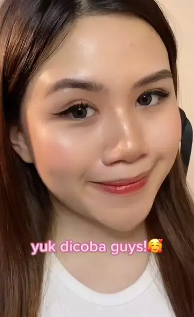Wanita ini bagikan beauty hack ombre lips pada bibir gelap TikTok