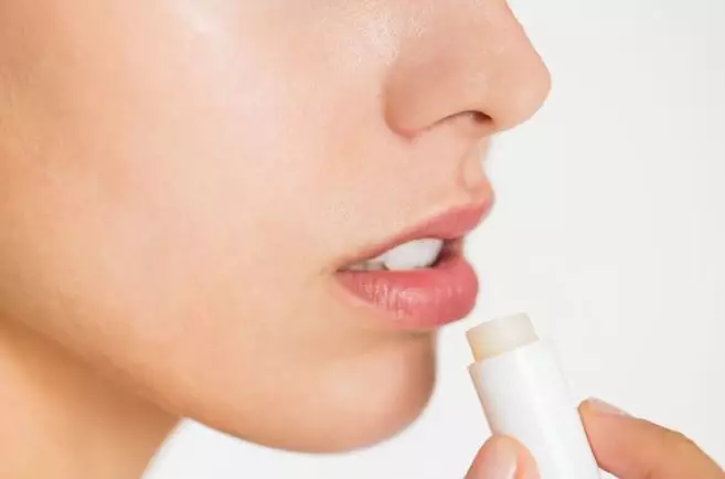 Tips gunakan lipstik untuk tutupi bibir gelap freepik.com Tips gunakan lipstik untuk tutupi bibir gelap freepik.com