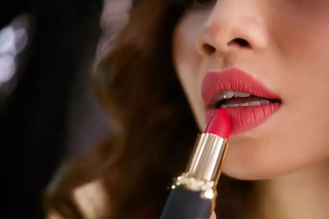 Tips gunakan lipstik untuk tutupi bibir gelap freepik.com Tips gunakan lipstik untuk tutupi bibir gelap freepik.com