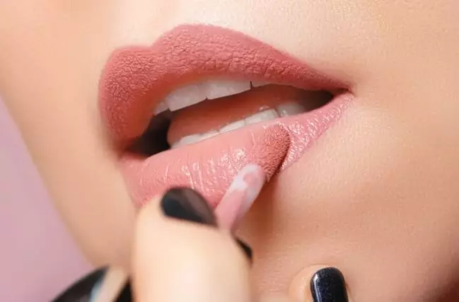 Tips gunakan lipstik untuk tutupi bibir gelap freepik.com Tips gunakan lipstik untuk tutupi bibir gelap freepik.com