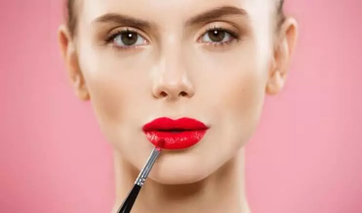 Tips gunakan lipstik untuk tutupi bibir gelap freepik.com Tips gunakan lipstik untuk tutupi bibir gelap freepik.com