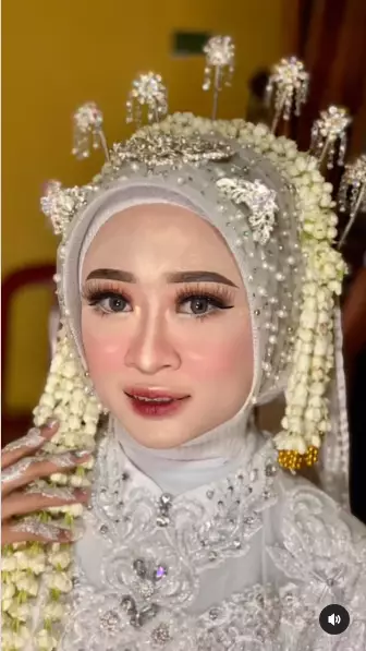 makeup pengantin luntur Berbagai sumber