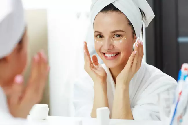 Tips menggunakan eye cream Berbagai sumber