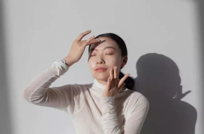 Perawatan wajah ala Tya Arifin Berbagai sumber Perawatan wajah ala Tya Arifin Berbagai sumber