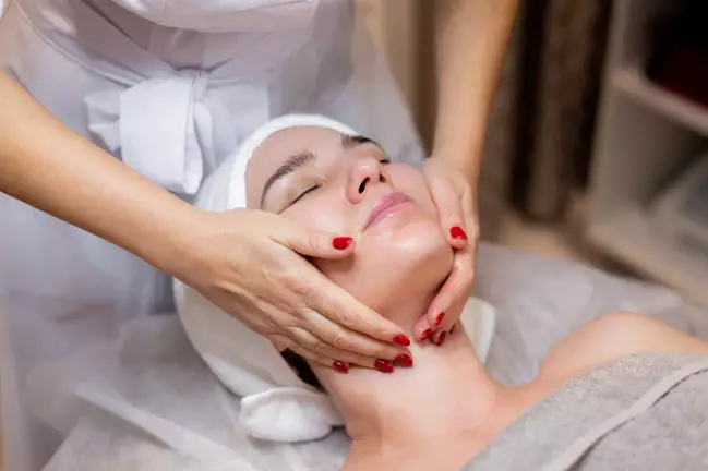 Rahasia wajah glowing ala Annisa Pohan Berbagai sumber