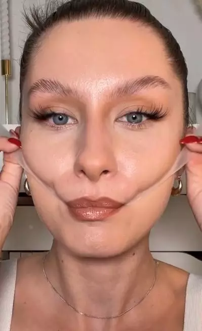 Beauty hack aplikasikan contour pakai selotip TikTok Beauty hack aplikasikan contour pakai selotip TikTok