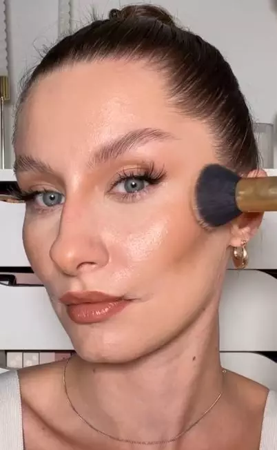 Beauty hack aplikasikan contour pakai selotip TikTok Beauty hack aplikasikan contour pakai selotip TikTok