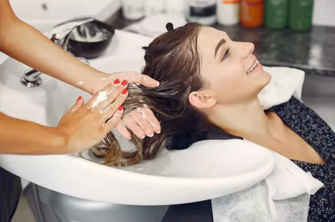 Rahasia rambut super lembut Nirina Zubir Berbagai sumber Rahasia rambut super lembut Nirina Zubir Berbagai sumber