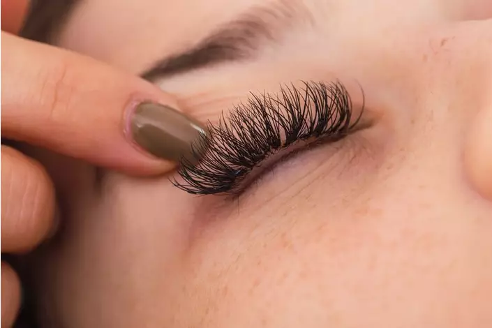 Cara memasang bulu mata magnet Freepik.com