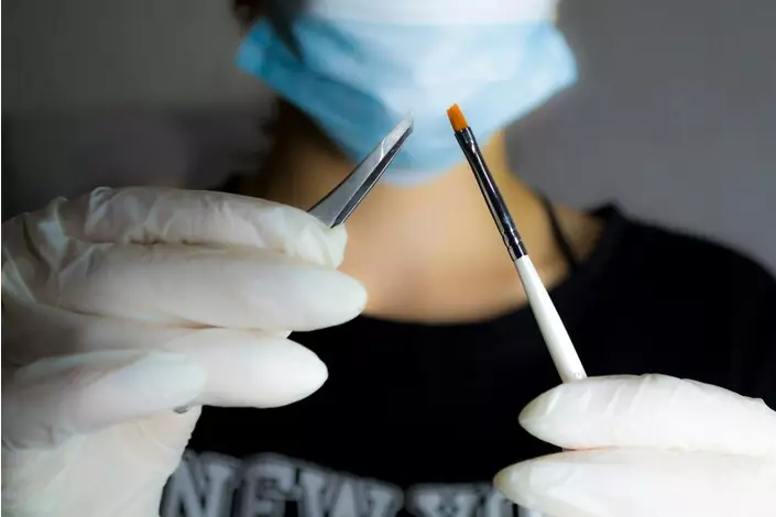 Cara memasang bulu mata magnet Freepik.com