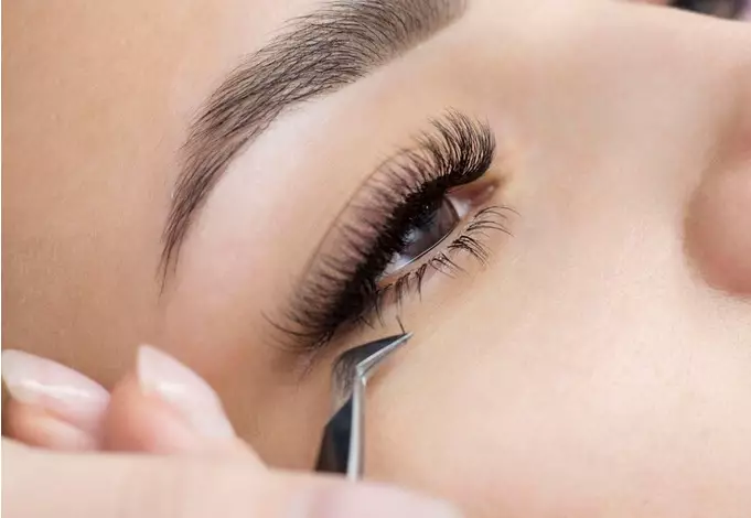 Cara memasang bulu mata magnet Freepik.com