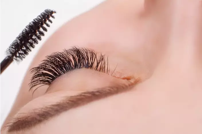 Cara memasang bulu mata magnet Freepik.com