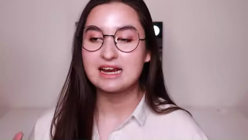 Trik makeup pakai kacamata ala Stephanie Poetri Berbagai sumber