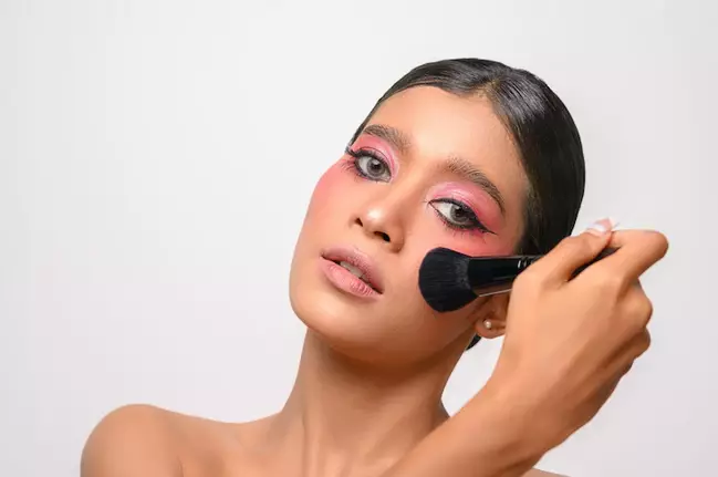 Trik makeup pakai kacamata ala Stephanie Poetri Berbagai sumber