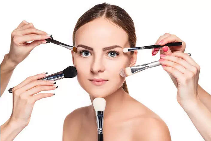 Trik makeup pakai kacamata ala Stephanie Poetri Berbagai sumber