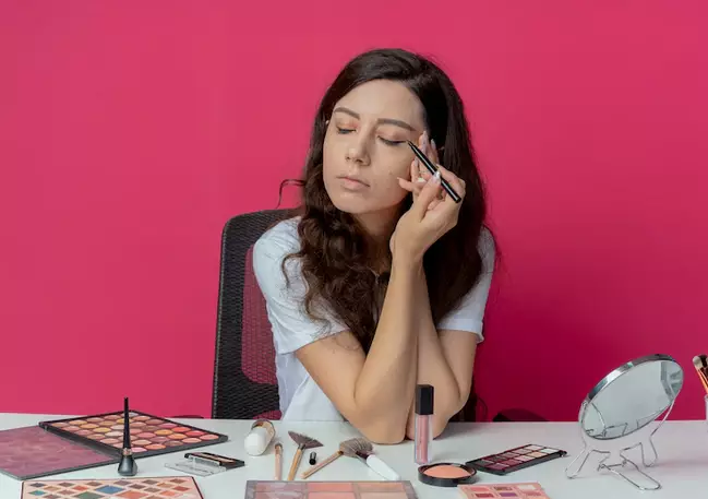 Trik makeup pakai kacamata ala Stephanie Poetri Berbagai sumber