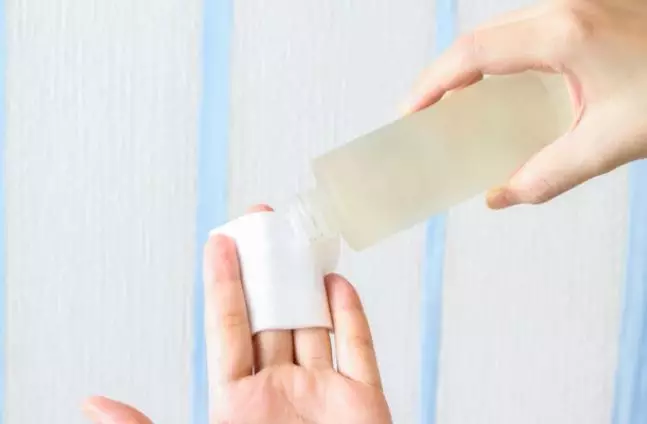 Cara gunakan serum wajah agar hasil optimal freepik.com