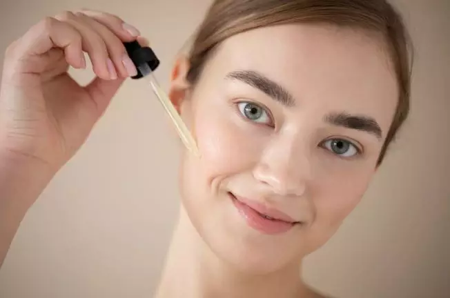 Cara gunakan serum wajah agar hasil optimal freepik.com